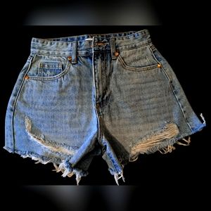 🪻🌷🌺JustFab, Distressed Mom Jean/Cutoffs 🌺🌷🪻